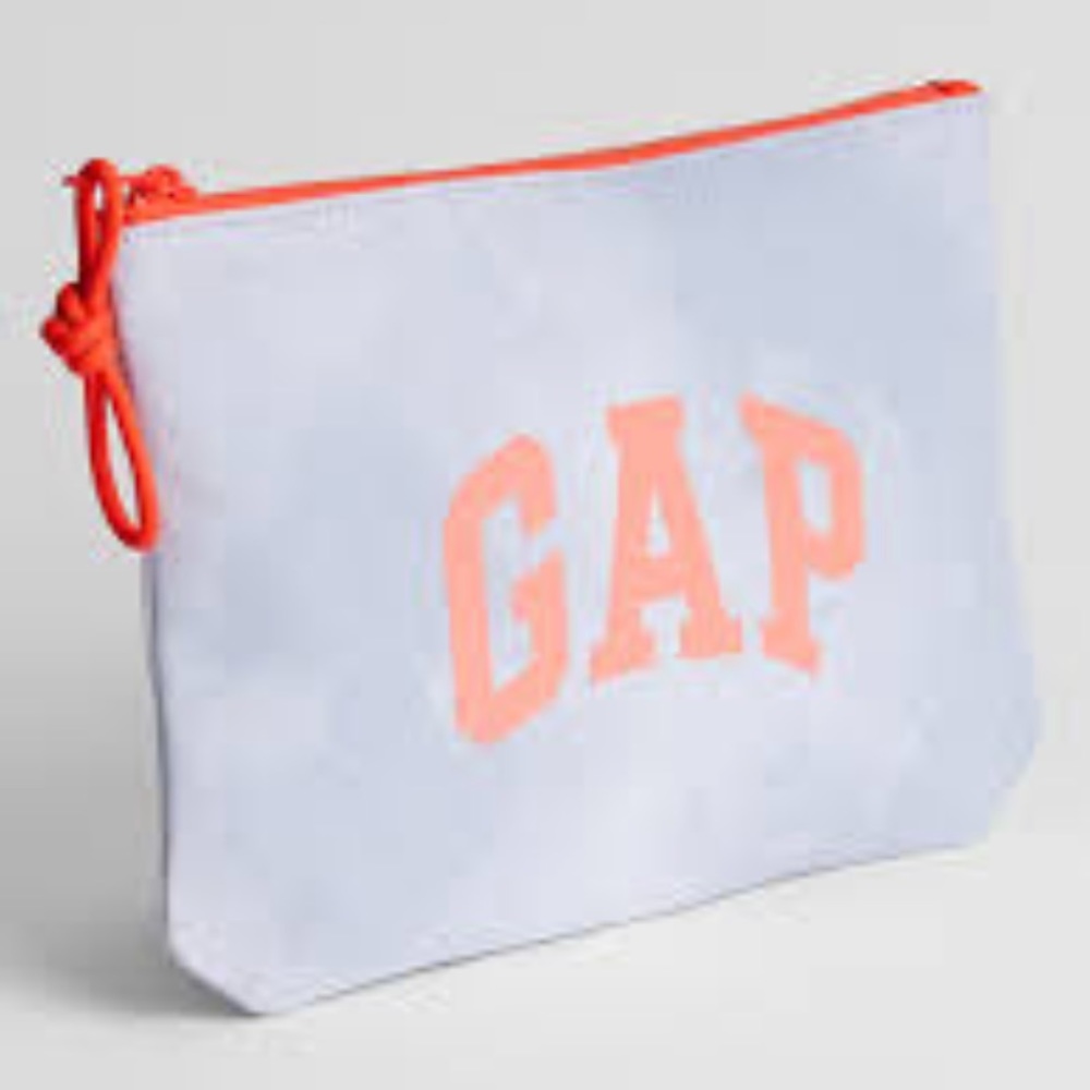 🦄 NWT 🦄   Gap logo pouch.